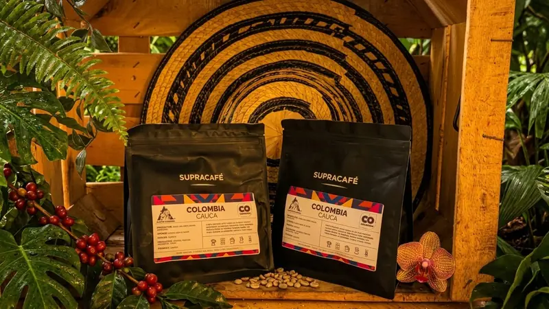 Café de especialidad colombiano junto a un sombrero vueltiao