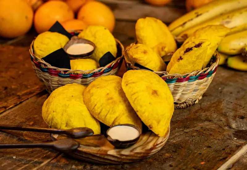 Empanadas colombianas doradas en cestas