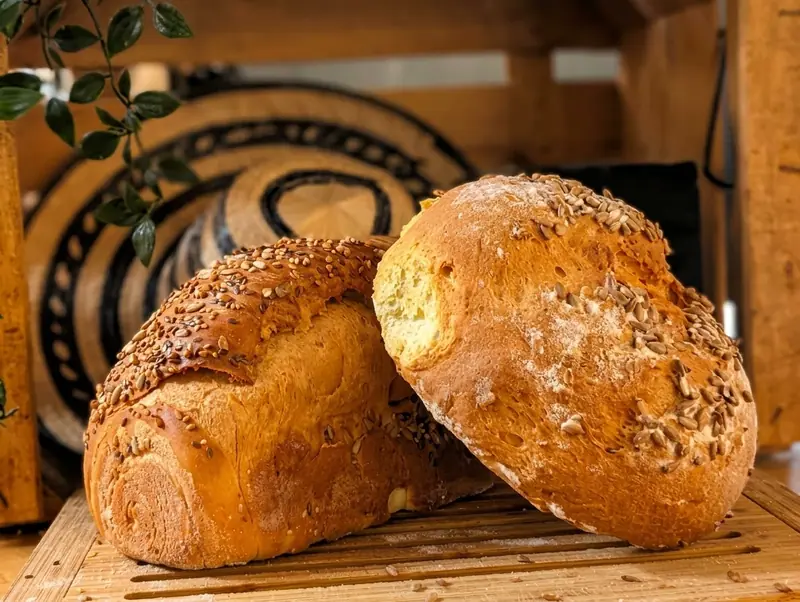 Panes artesanos con semillas recién horneados