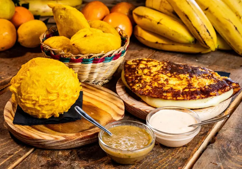 Papa rellena con salsas caseras