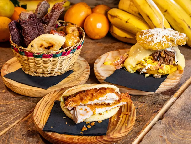 Patacón, picada colombiana y arepa